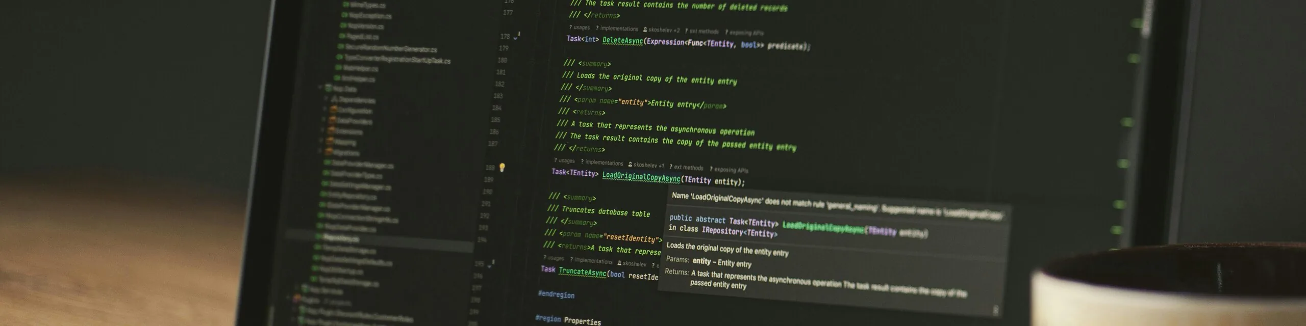 Laptop mit WordPress-Code für Multisite-Verwaltung